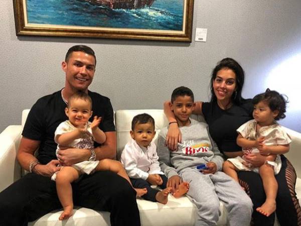Bạn gái Ronaldo và gia đình nhỏ hạnh phúc của Ronaldo