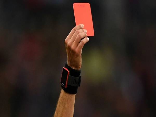 Thẻ đỏ là gì? Luật sử dụng thẻ đỏ như thế nào trong bóng đá