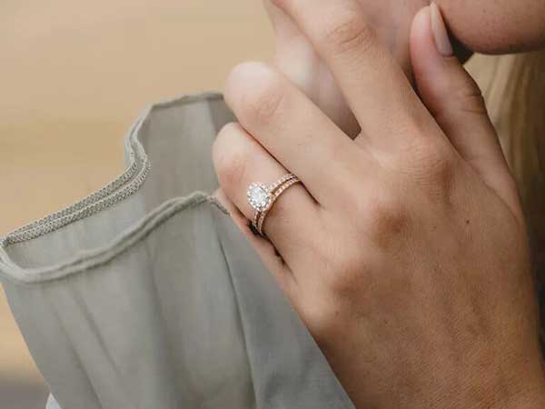 Mệnh thủy nên đeo nhẫn ngón nào mang lại nhiều tài lộc?