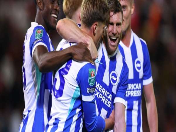 Bóng đá QT: Brighton lập kỷ lục sau chiến thắng Barnsley