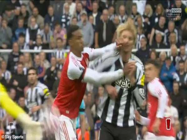 Bóng đá QT: Trung vệ Arsenal thoát thẻ đỏ khó tin