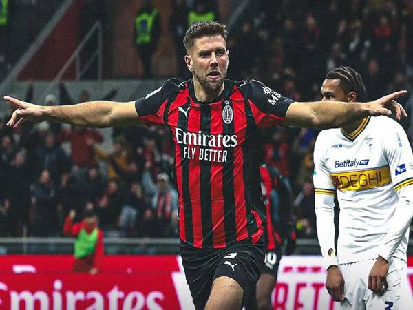 Bóng đá Ý: AC Milan thắng chật vật trước đối thủ Lecce