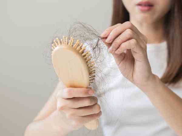 Nằm mơ thấy rụng tóc là điềm báo gì về vận hạn sắp tới?